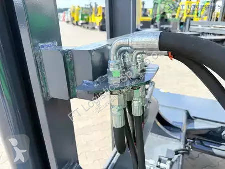 Štvorcestný vysokozdvižný vozík Combilift
