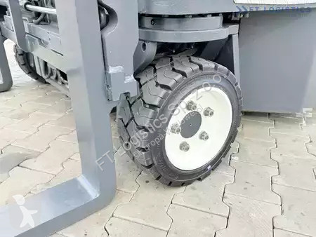 Štvorcestný vysokozdvižný vozík Combilift