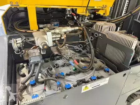 رافعة شوكية متعددة الاتجاهات Combilift