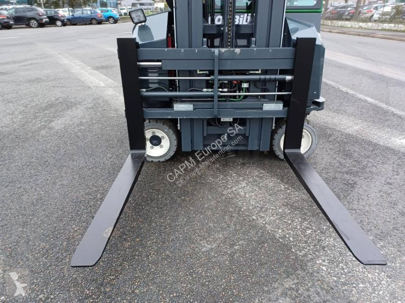 Empilhador multi direccional Combilift CBE3000