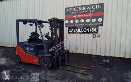 Chariot à mât rétractable Toyota