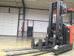 Empilhador a mastro retráctil BT Toyota RRE180 usado