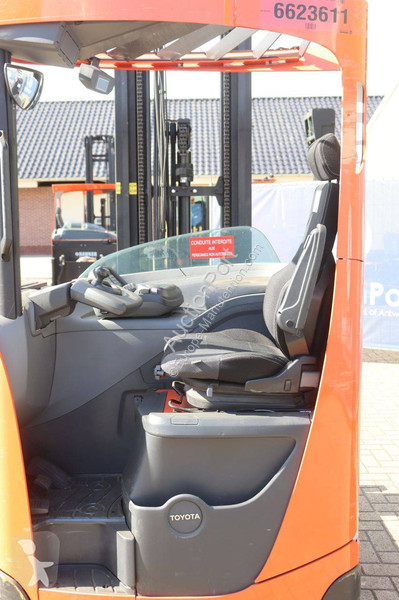 Stivuitor cu catarg retractabil Toyota