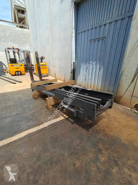 Chariot à mât rétractable Jungheinrich 830 DZ
