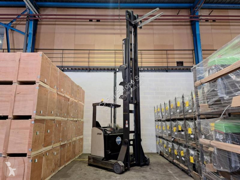Stivuitor cu catarg retractabil Crown  ESR 5260