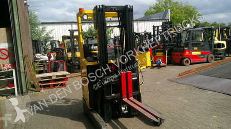 Stivuitor cu catarg retractabil Hyster