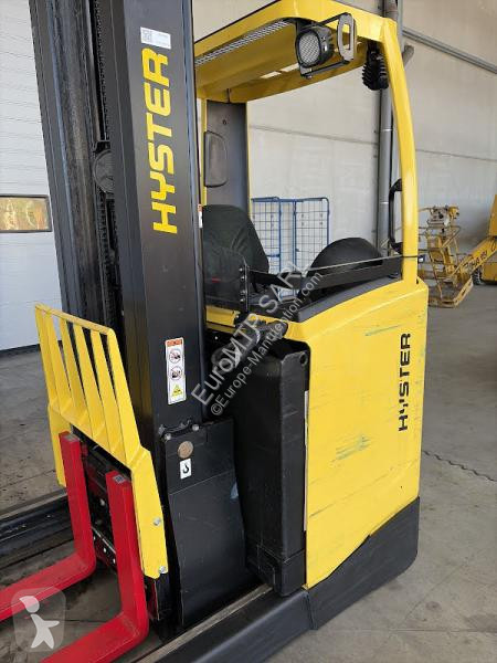 رافعة شوكية مع صاري قابل للسحب Hyster