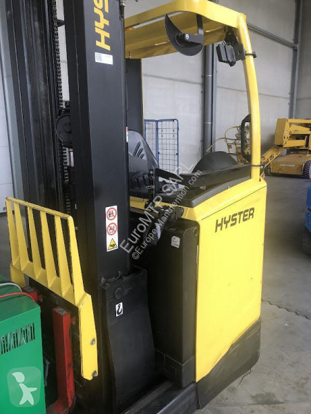 رافعة شوكية مع صاري قابل للسحب Hyster