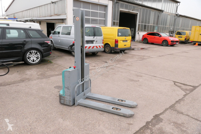 Chariot à mât rétractable Jungheinrich EPL 110