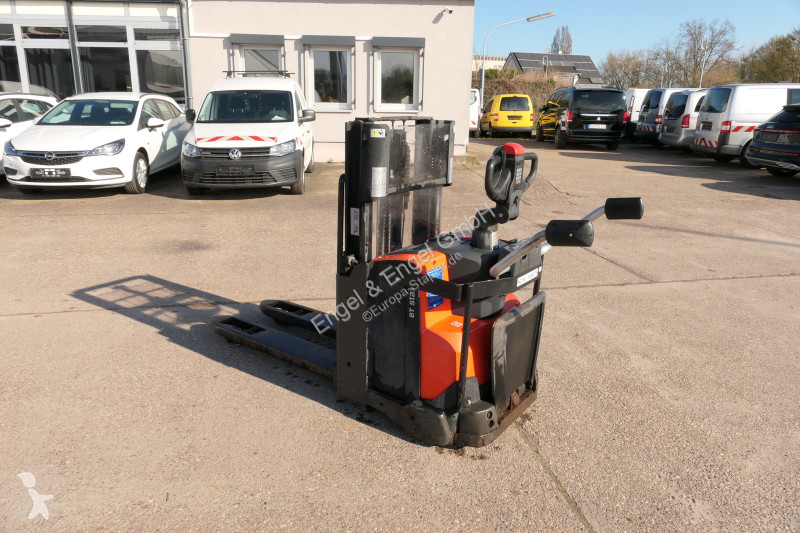 رافعة شوكية مع صاري قابل للسحب BT SWE 200D