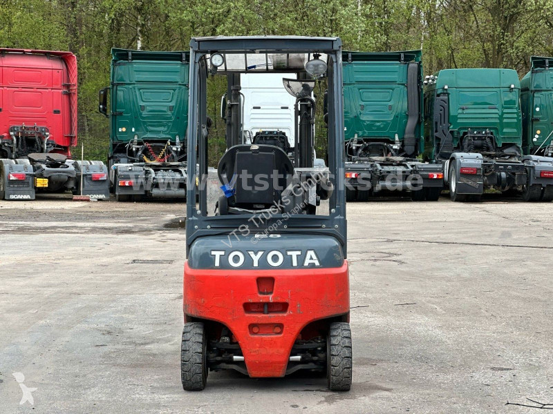Empilhador a mastro retráctil Toyota Toyota...