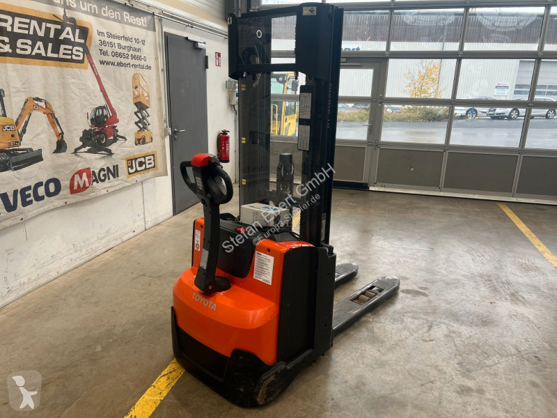 Gaffeltruck med stabler Toyota SWE 120L  / nur...