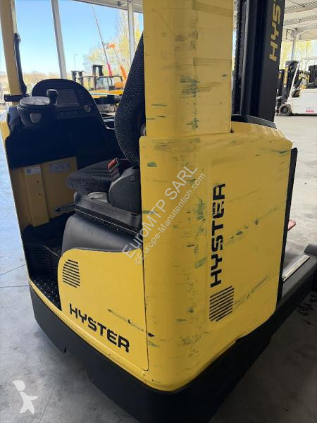 رافعة شوكية مع صاري قابل للسحب Hyster
