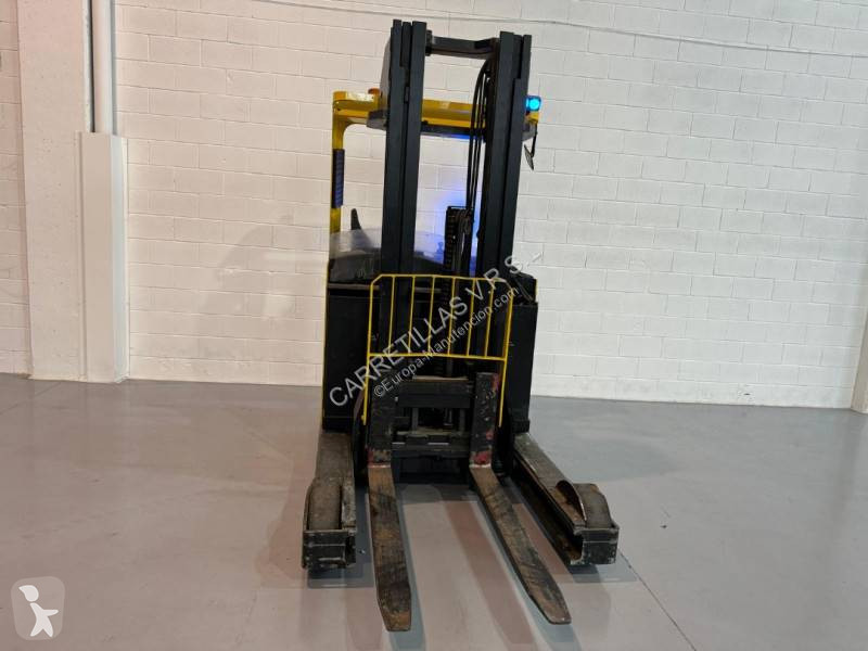 رافعة شوكية مع صاري قابل للسحب Hyster R2.5