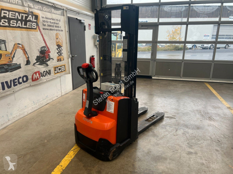 Gaffeltruck med stabler Toyota SWE 120L  / nur...