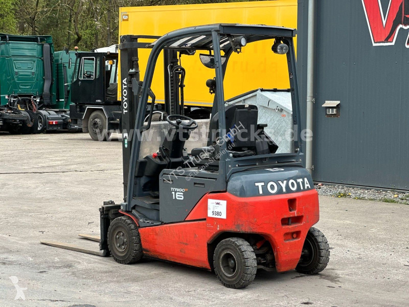 Empilhador a mastro retráctil Toyota Toyota...
