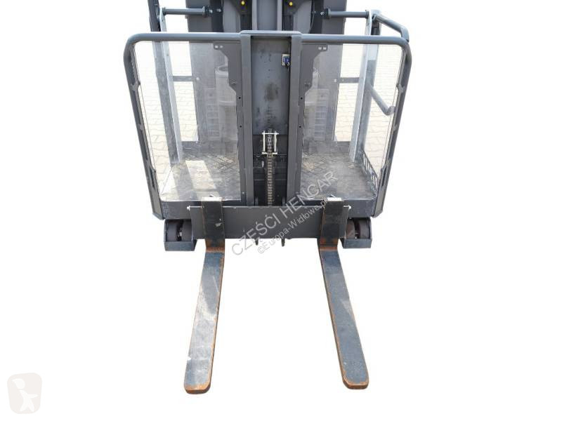 رافعة شوكية مع صاري قابل للسحب Unicarriers...