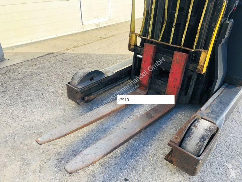 رافعة شوكية مع صاري قابل للسحب Hyster R2.5
