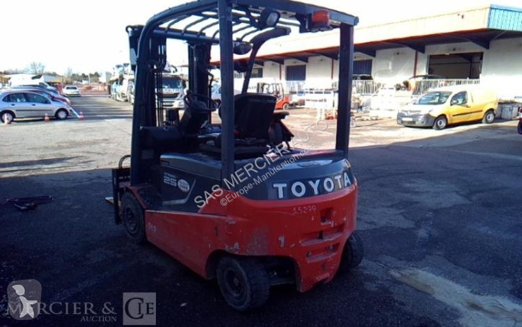 Chariot à mât rétractable Toyota