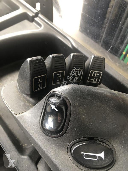 رافعة شوكية مع صاري قابل للسحب Hyster