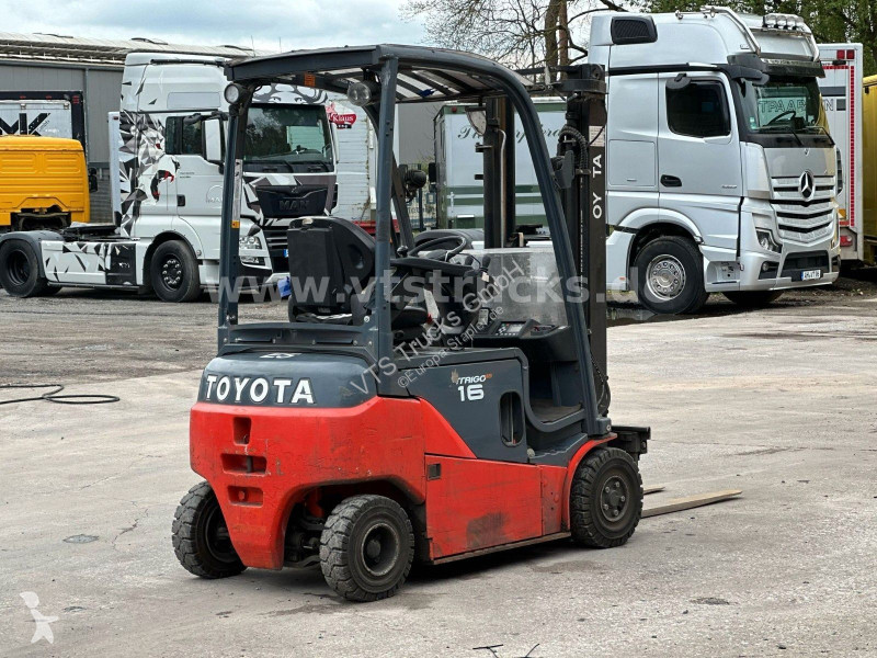 Empilhador a mastro retráctil Toyota Toyota...