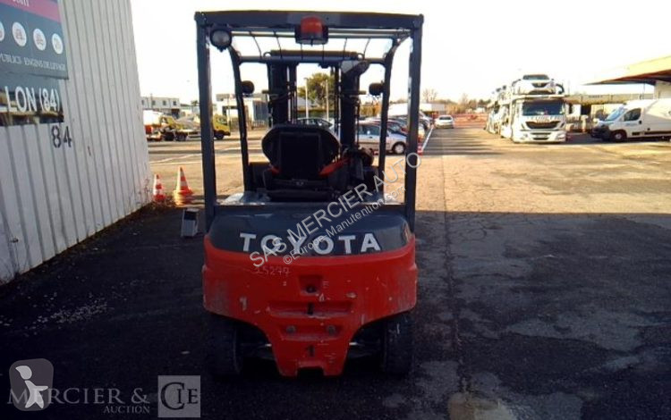 Chariot à mât rétractable Toyota