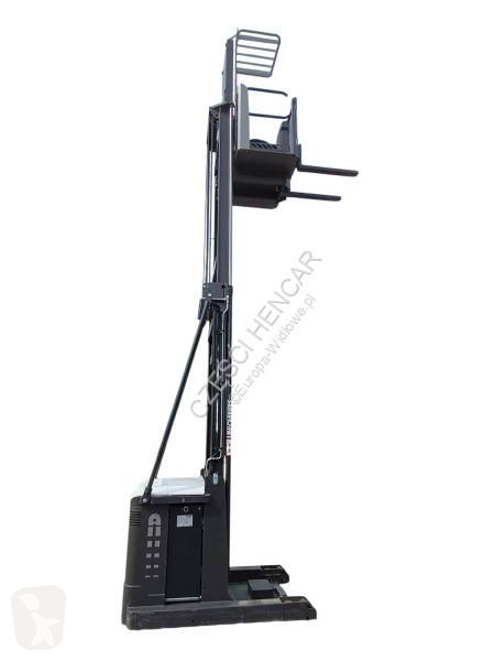 رافعة شوكية مع صاري قابل للسحب Unicarriers...