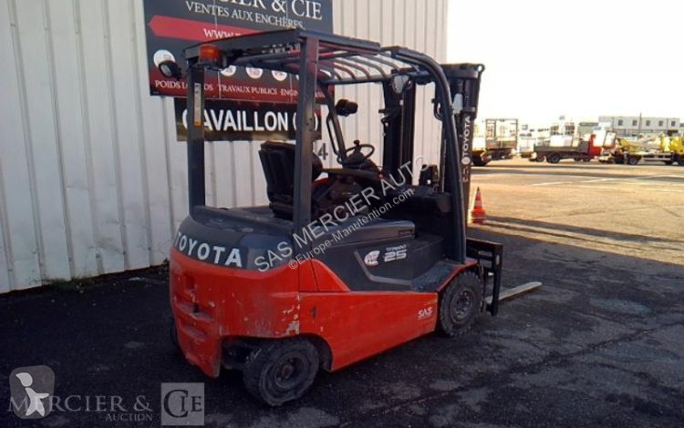 Chariot à mât rétractable Toyota