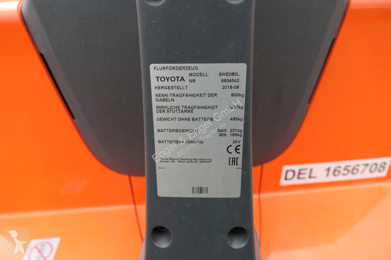 رافعة شوكية مع صاري قابل للسحب Toyota SWE 080L