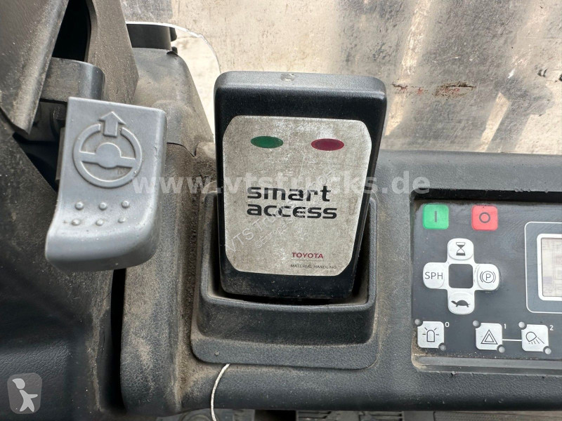 Empilhador a mastro retráctil Toyota Toyota...
