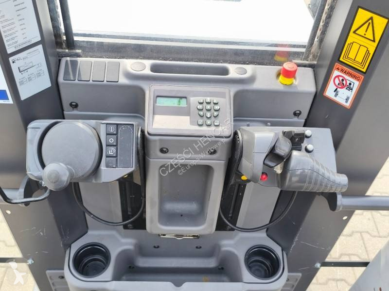 رافعة شوكية مع صاري قابل للسحب Unicarriers...