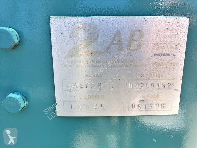 Empilhador com deslocamento lateral  FDD25