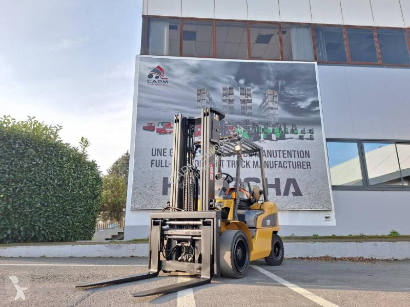 Teleskopický manipulátor Caterpillar GP30NT