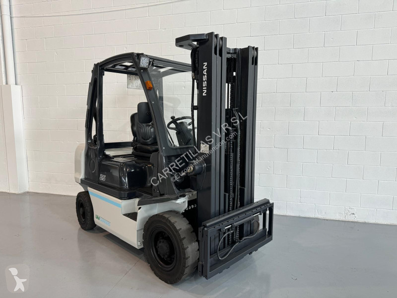 Teleskopický manipulátor Nissan FD02A25Q