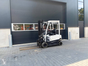 رافعة شوكية كهربائية Hyster