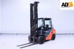 Toyota gas forklift 02-8FGF35