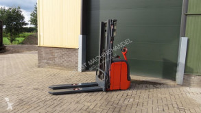 Gerbeur accompagnant Linde l16 stapelaar elektrische met 3 delige mast l16