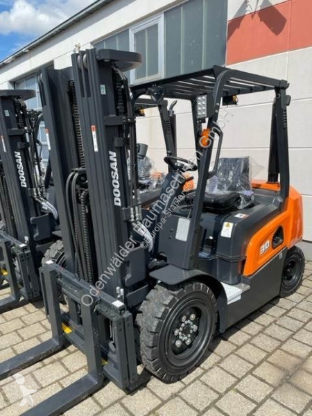 Teleskopický manipulátor Doosan D30NXP