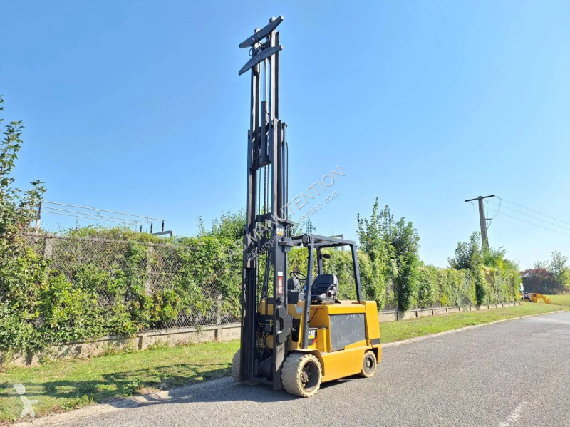 Teleskopický manipulátor Caterpillar EC-55-N