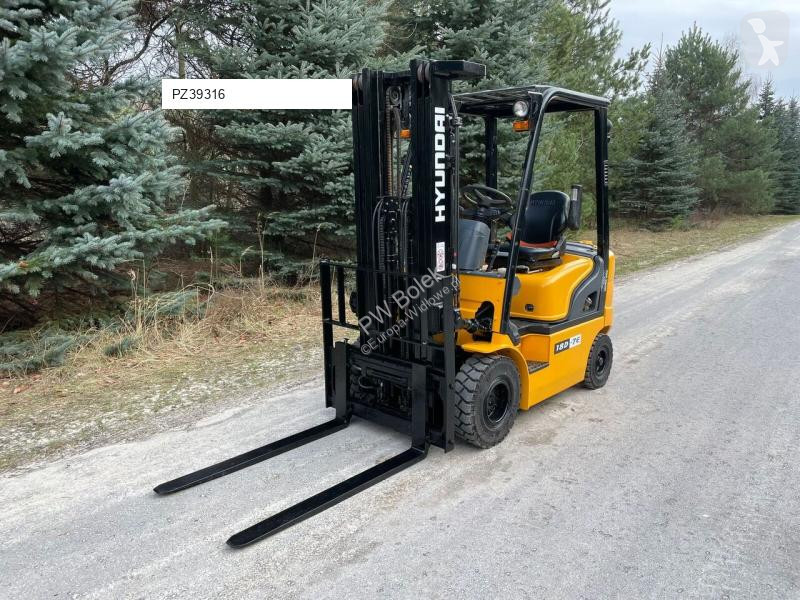Teleskopický manipulátor Hyundai 18D-7E