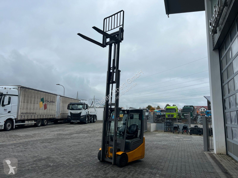 رافعة شوكية Jungheinrich EFG 215 / Triplex...