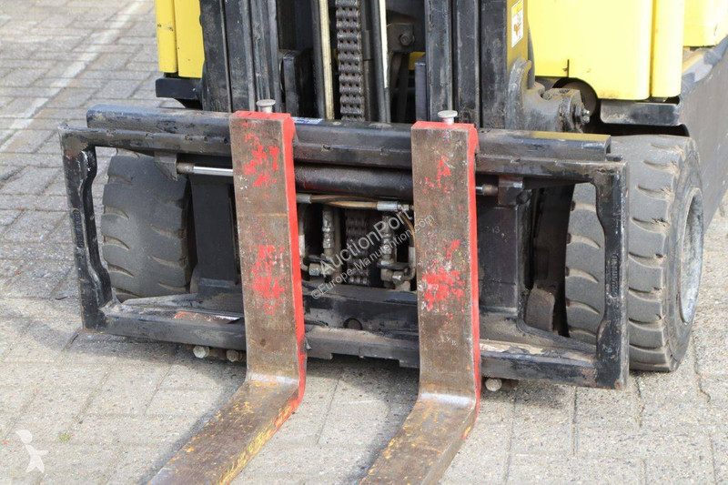 رافعة شوكية Hyster