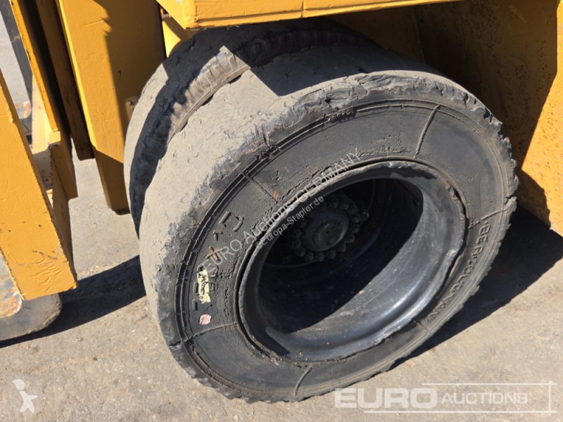 رافعة شوكية Caterpillar V130