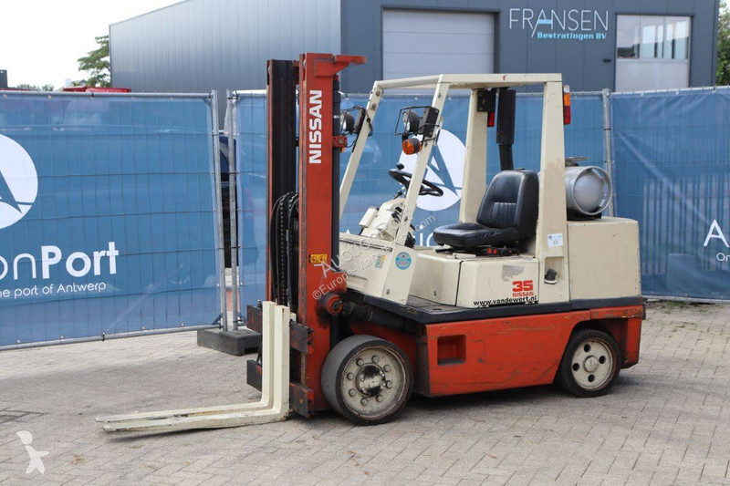 Teleskopický manipulátor Nissan KCUGH02F350