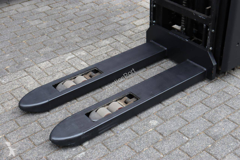 Teleskopický manipulátor BT SWE140L