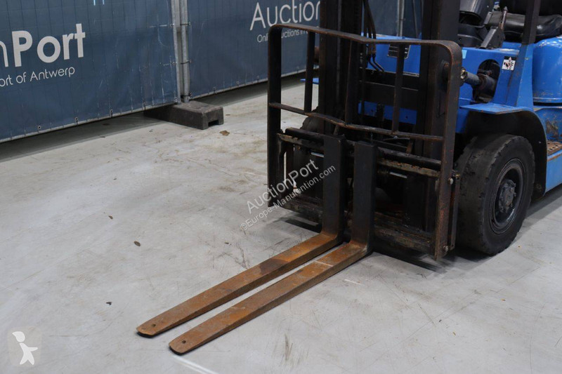 Teleskopický manipulátor Caterpillar DP25K