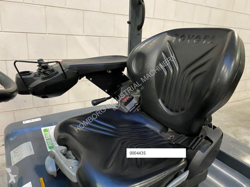 Teleskopický manipulátor Toyota 2 ton Traigo 20...