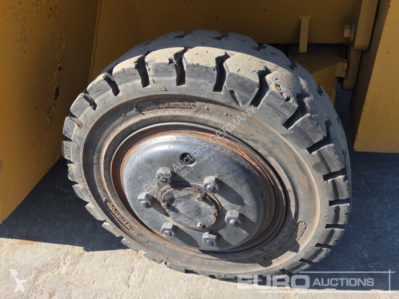 رافعة شوكية Caterpillar V130