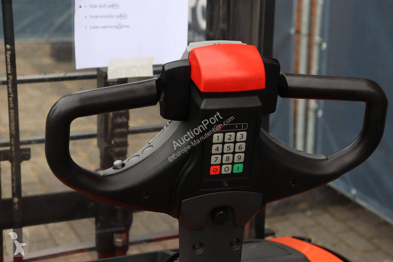 Teleskopický manipulátor BT SWE140L