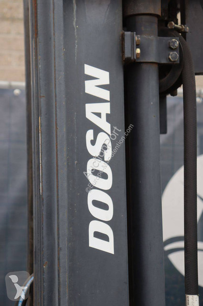 Teleskopický manipulátor Doosan D30S-5